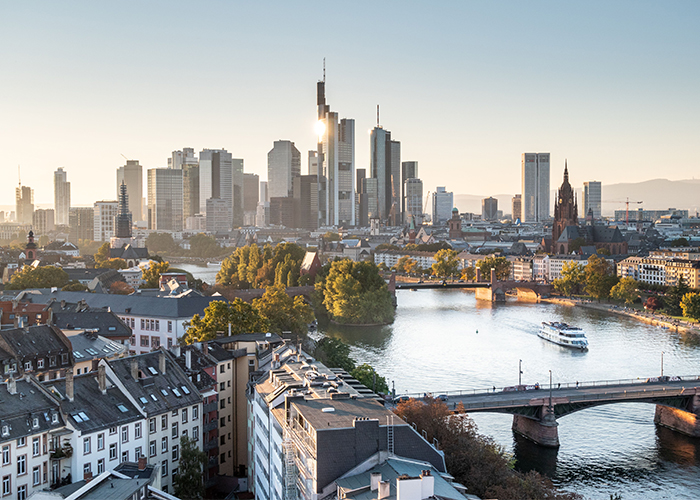 Drohnenaufnahme der Frankfurter Skyline aus der Distanz