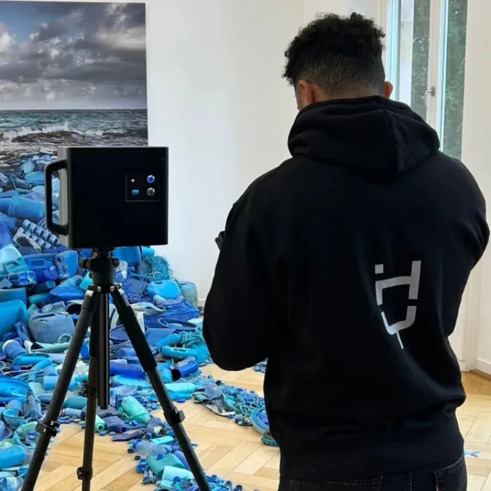 Immobilienfotografie und 360° Immobilienrundgang Einleitung Immobilienfotografie mit Hyfinit beim Einsatz eines 3D-Scanners vor einer künstlerischen Installation aus recycelten Materialien.